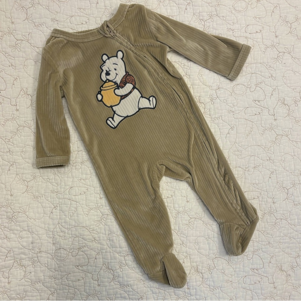 NWOT Winnie the Pooh soft, cozy zip-up unisex infant footie pajamas 6-9 months